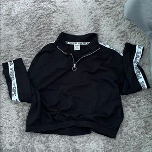 Vs pink cropped black pullover